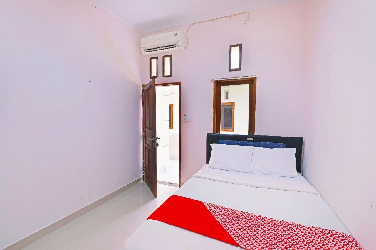 Oyo 91445 Sandat Guest House Денпасар Екстериор снимка